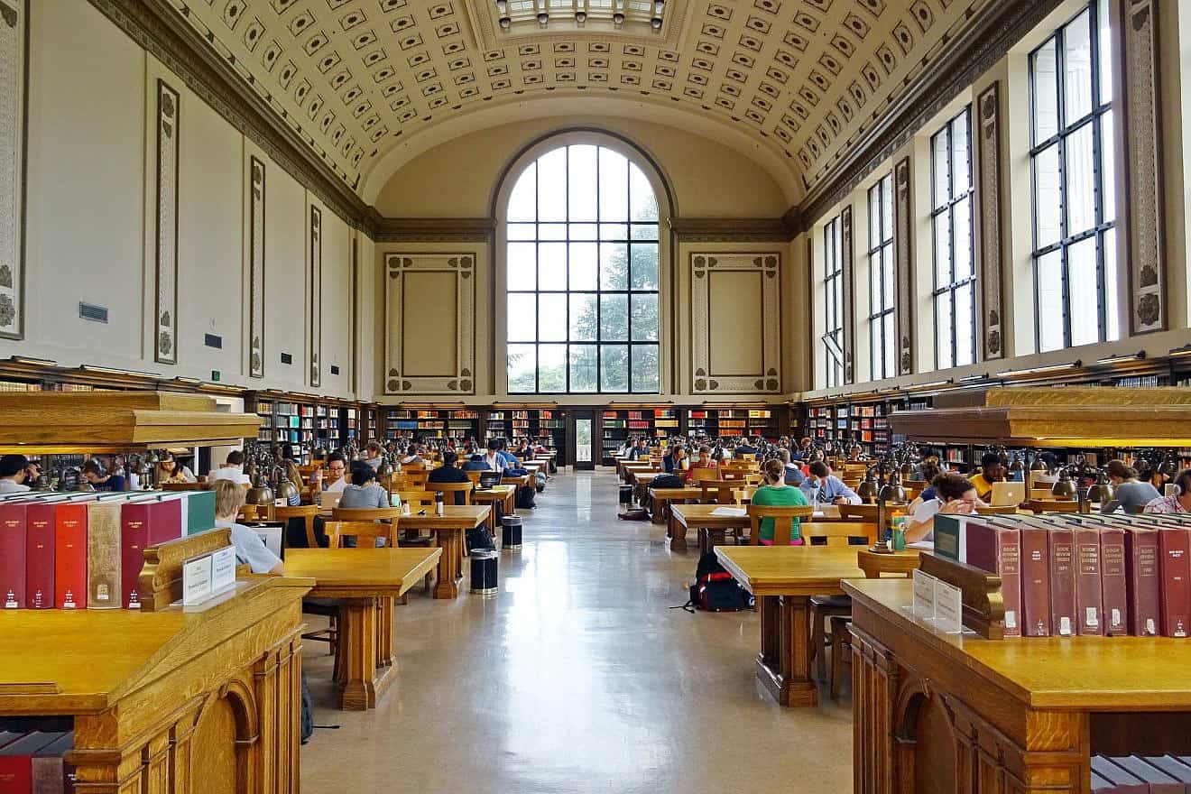 Students at Doe Library at the University of California, Berkeley. Credit: sarangib/Pixabay.