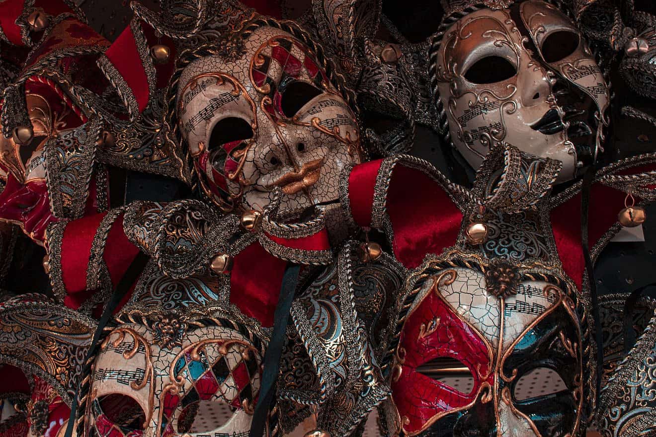 Costume masks. Credit: Jeaneves/Pixabay.