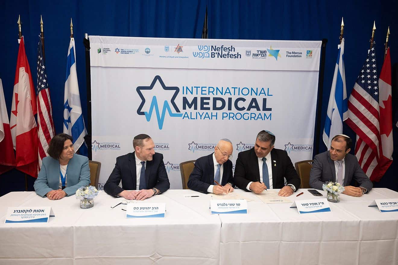 From left: Dr. Osnat Luxenburg from the Israeli Ministry of Health; Nefesh B'Nefesh co-founders Rabbi Yehoshua Fass and Tony Gelbart; Ofir Sofer, Minister of Aliyah and Integration; and Avichai Kahana, director general of the Ministry of Aliyah and Integration sign a multi-year agreement to create an international program to streamline the immigration process for medical professionals. Photo by Shahar Azran.