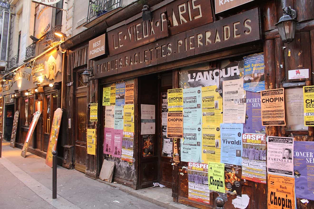 Street in Paris. Credit: stinne24/Pixabay.