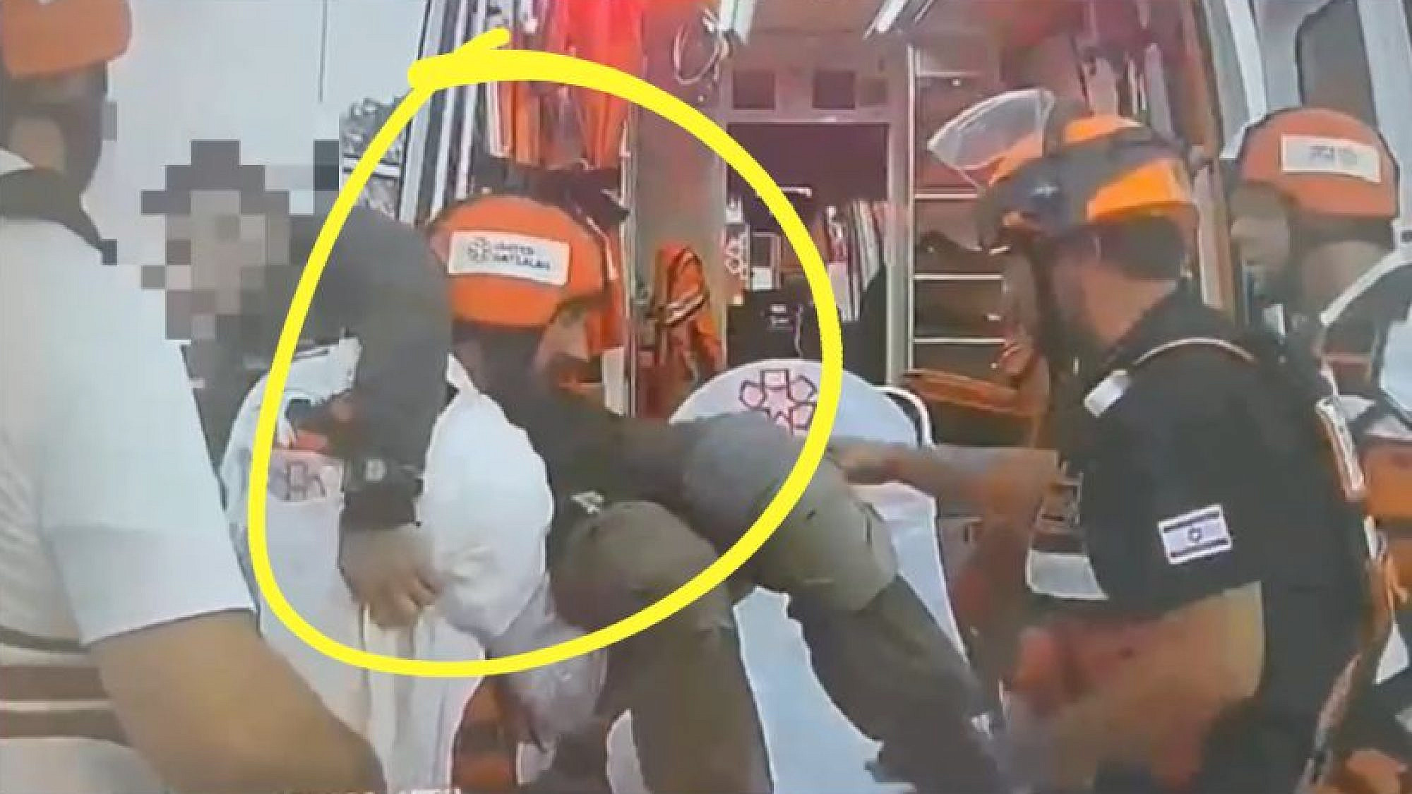Eli Rott rescues an IDF soldier in southern Israel on Oct. 7, 2023. Photo: United Hatzalah.
