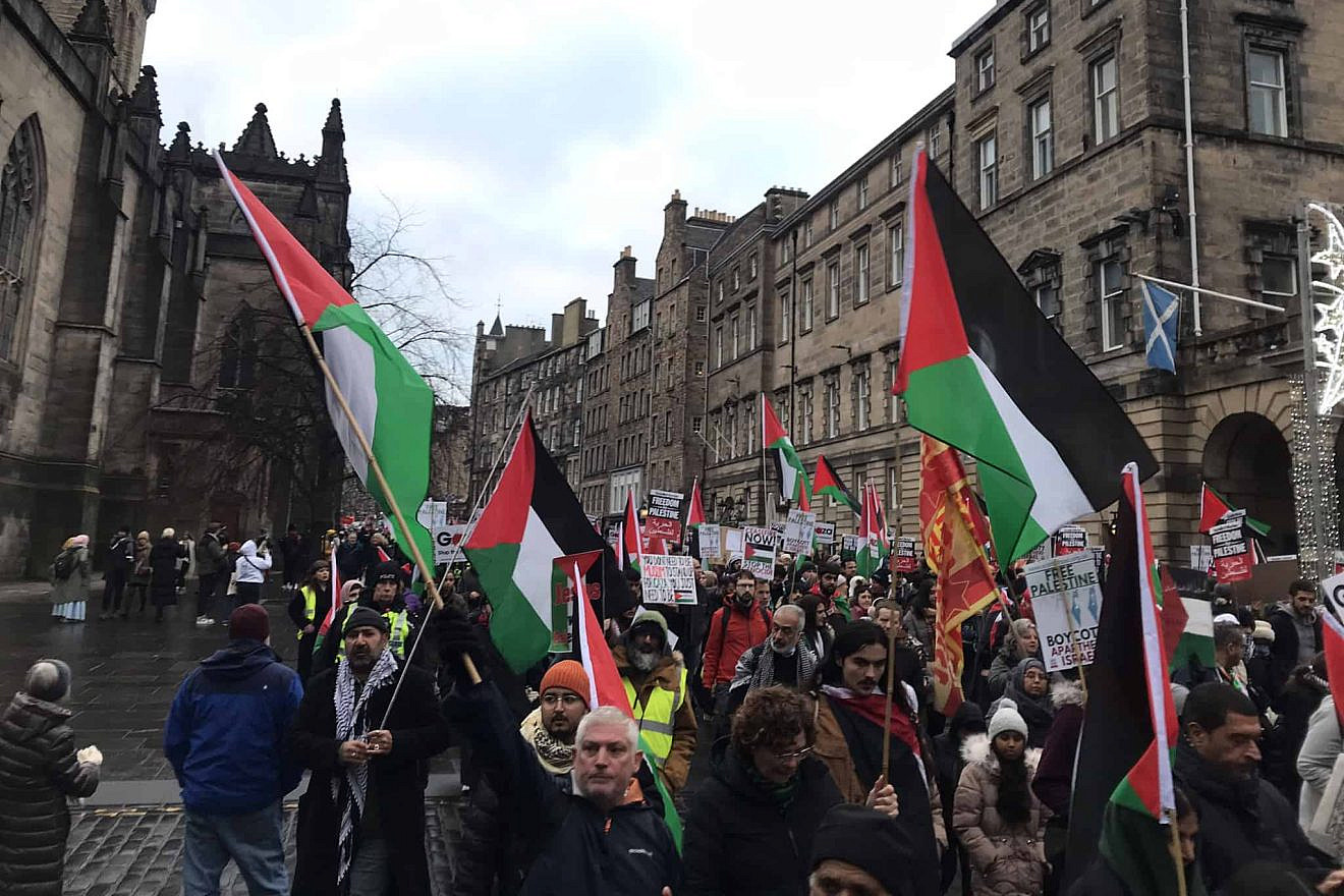 Anti-Israel demonstrators march along the Royal Mile in Edinburgh, Scotland, on Dec. 2, 2023. Credit: Pretzelles via Wikimedia Commons.