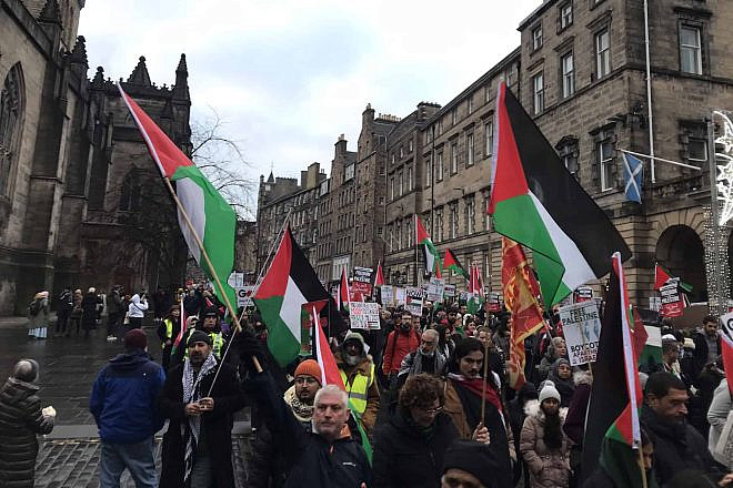 Anti-Israel demonstrators march along the Royal Mile in Edinburgh, Scotland, on Dec. 2, 2023. Credit: Pretzelles via Wikimedia Commons.