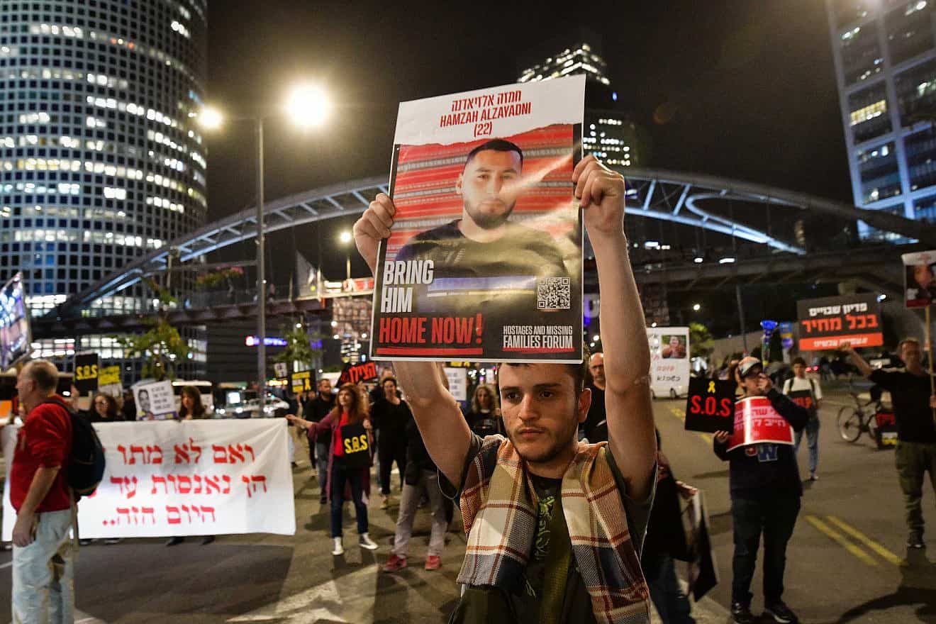 Israelis near the Kirya military HQ in Tel Aviv call for the release of the 133 hostages held in Gaza, March 27, 2024. Photo by Avshalom Sassoni/Flash90.
