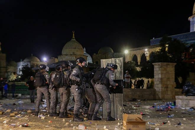 Muslims attack Border Police officers on the Temple Mount in Jerusalem during Ramadan, May 7, 2021. Photo by Jamal Awad/Flash90.