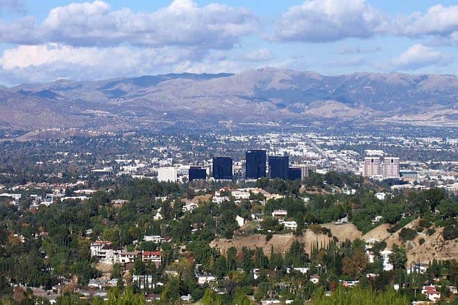 A view of the San Fernando Valley, with Woodland Hills and Warner Center in the foreground. Credit: Wikimedia Commons.