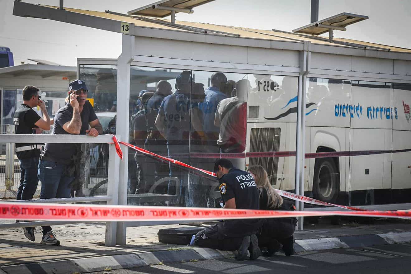 An Israeli was wounded in a terror stabbing at Beersheva's central bus station, March 31, 2024. Photo by Dudu Greenspan/Flash90.