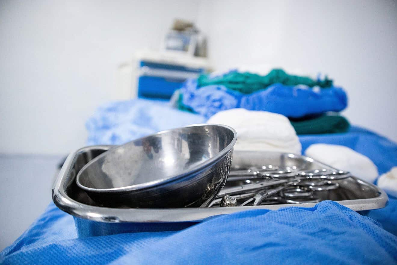 Hospital instruments. Credit: dysan1376/Pixabay.
