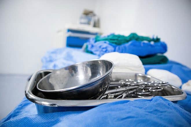 Hospital instruments. Credit: dysan1376/Pixabay.