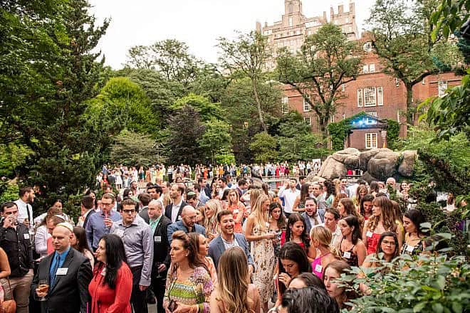 Some of the 450 young Jewish philanthropists at JNFuture's 2022 Shabbat in the Park. Credit: Courtesy of Jewish National Fund-USA.