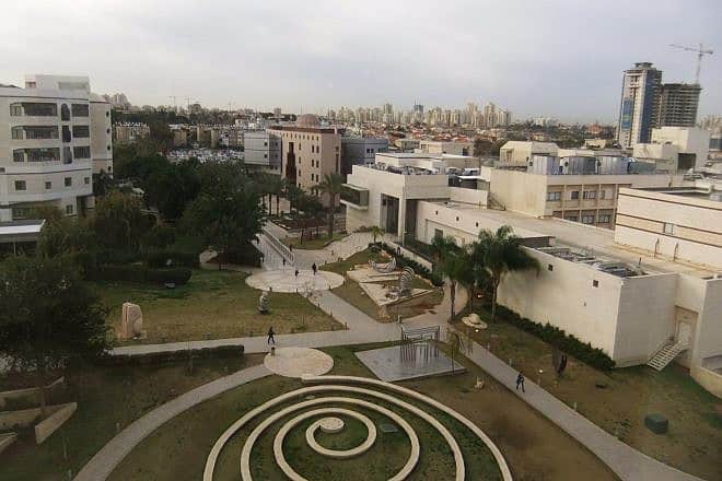 Beilinson Hospital in Petach Tikvah. Credit: Wikimedia Commons.