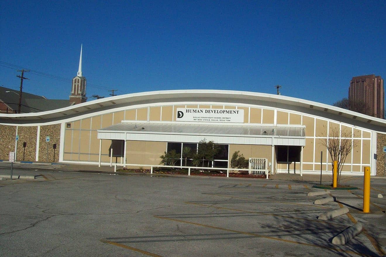 Dallas Independent School District Human Development Building, the site of a former Safeway store. Credit: Wikimedia Commons.