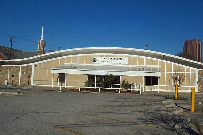 Dallas Independent School District Human Development Building, the site of a former Safeway store. Credit: Wikimedia Commons.