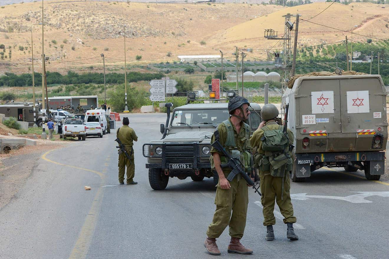 Israeli soldiers at the Beka'ot checkpoint in the northern Jordan Valley, June 26, 2015. Photo by Basel Safadi/Flash90.
