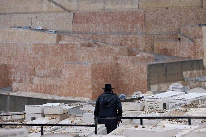 Graves at Har HaMenuchot cemetery in Jerusalem, Jan. 16, 2022. Photo by Yonatan Sindel/Flash90.