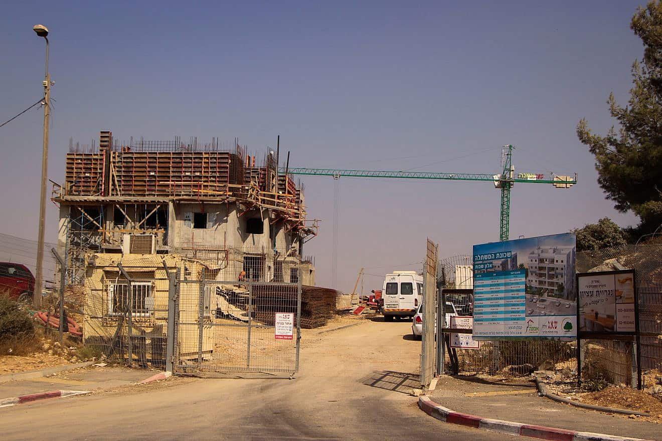 Construction work in the Jewish community of Alon Shvut in Gush Etzion, Aug. 31, 2022. Photo by Gershon Elinson/Flash90.