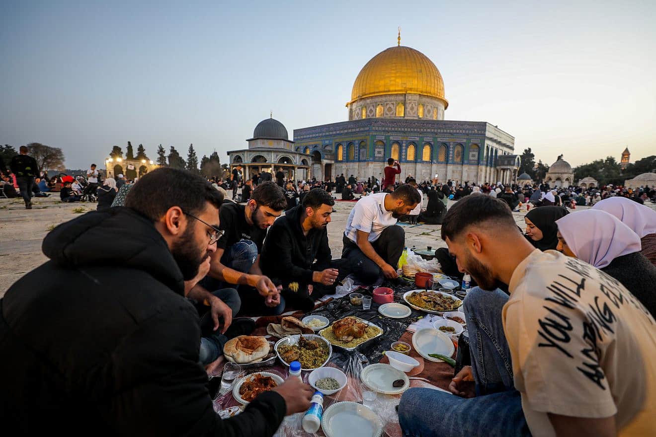 Muslims break their daily Ramadan fast on the Temple Mount in Jerusalem, March 30, 2024. Photo by Jamal Awad/Flash90.