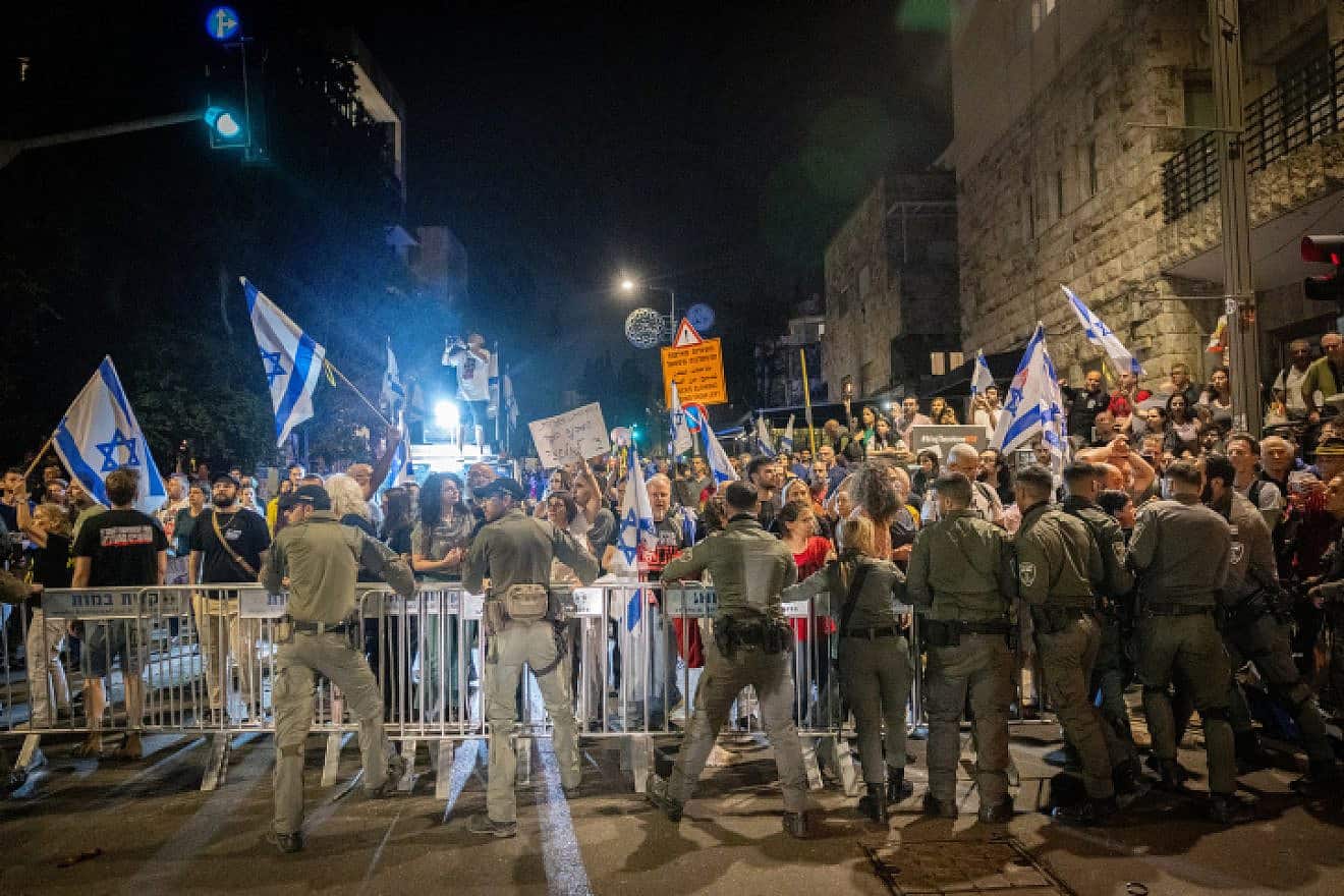 Police clash with demonstrators outside the Prime Minister's Residence in Jerusalem, April 2, 2024. Photo by Chaim Goldberg/Flash90.