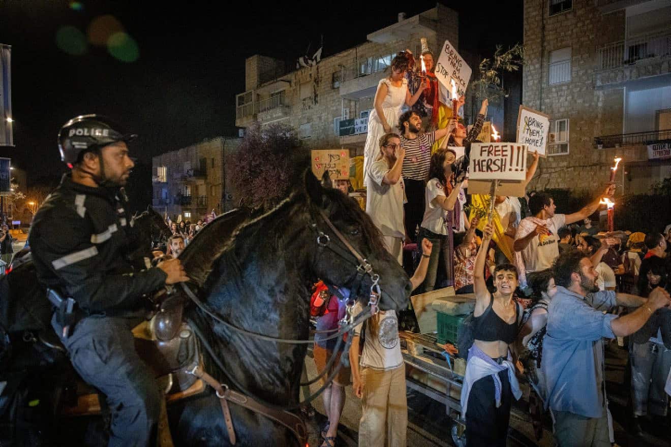 Police clash with demonstrators during an anti-government protest outside the Prime Minister's Residence in Jerusalem, April 2, 2024. Photo by Chaim Goldberg/Flash90.