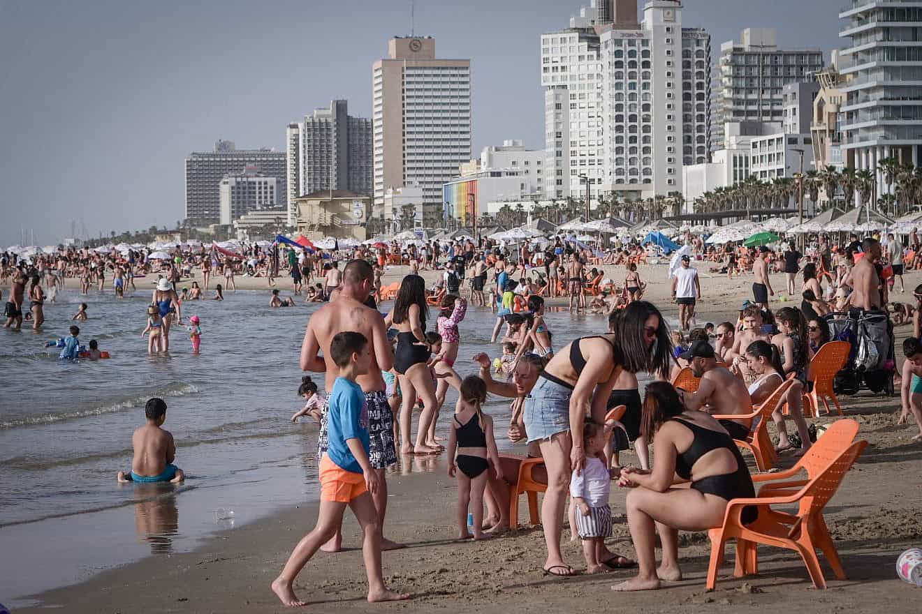 Enjoying the beach in Tel Aviv during a heatwave, on April 24, 2024. Photo by Avshalom Sassoni/Flash90.