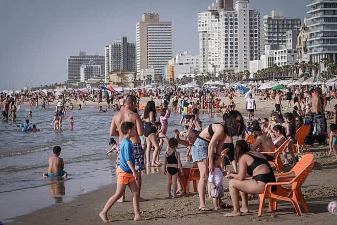 Enjoying the beach in Tel Aviv during a heatwave, on April 24, 2024. Photo by Avshalom Sassoni/Flash90.