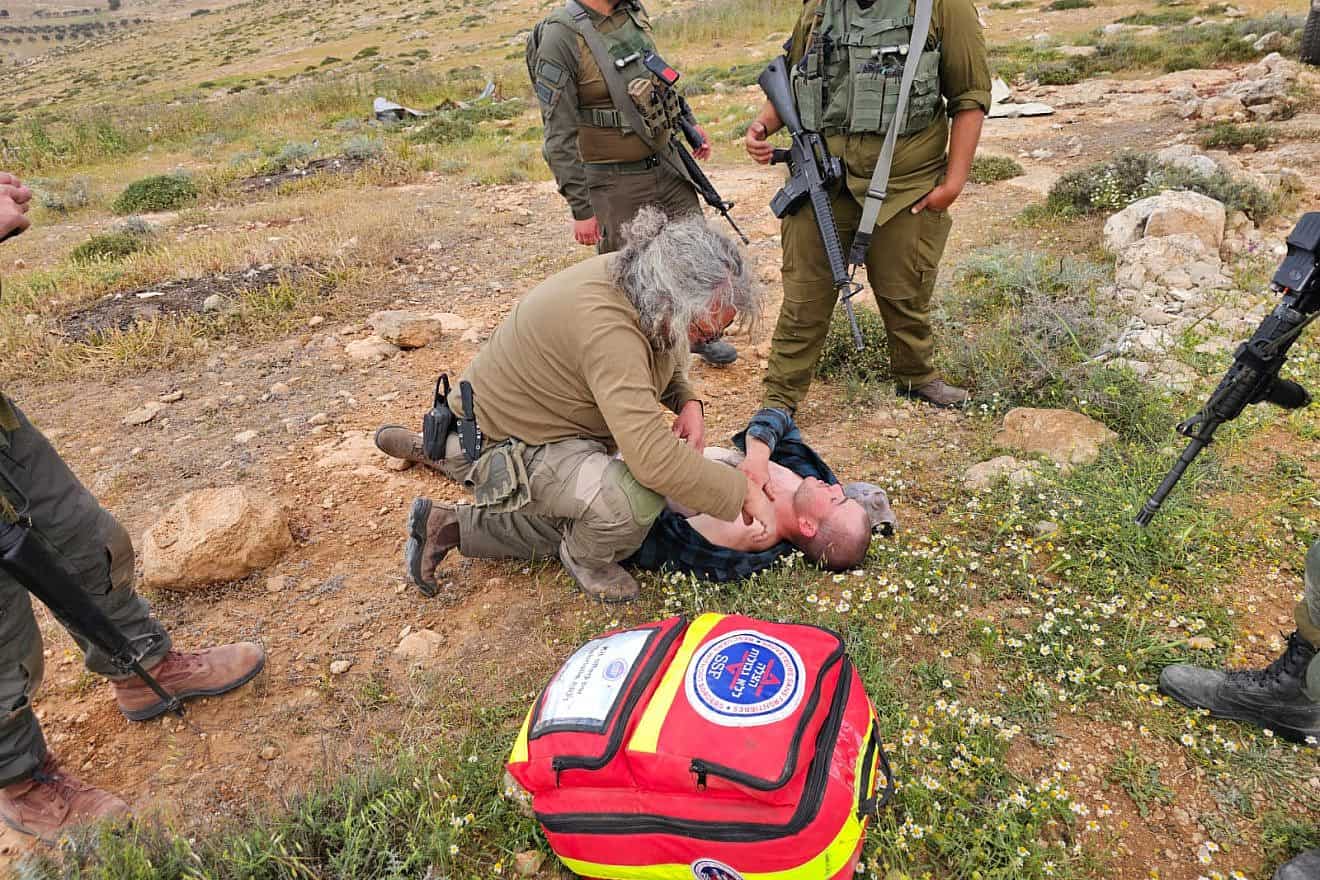 First responders of the Rescuers Without Borders (Hatzalah Judea and Samaria) rescue group administer first aid to Yedidya Talia following an attempted lynching by Palestinians, April 2, 2024. Source: X.