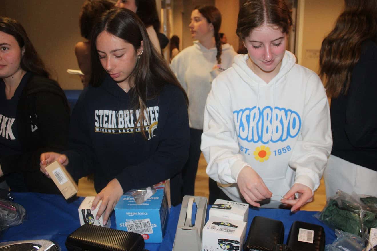 BBYO teens participate in  service projects. Credit: Courtesy of BBYO.
