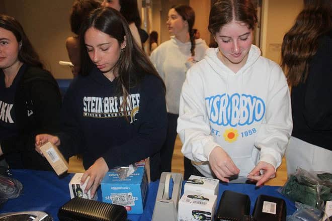 BBYO teens participate in  service projects. Credit: Courtesy of BBYO.