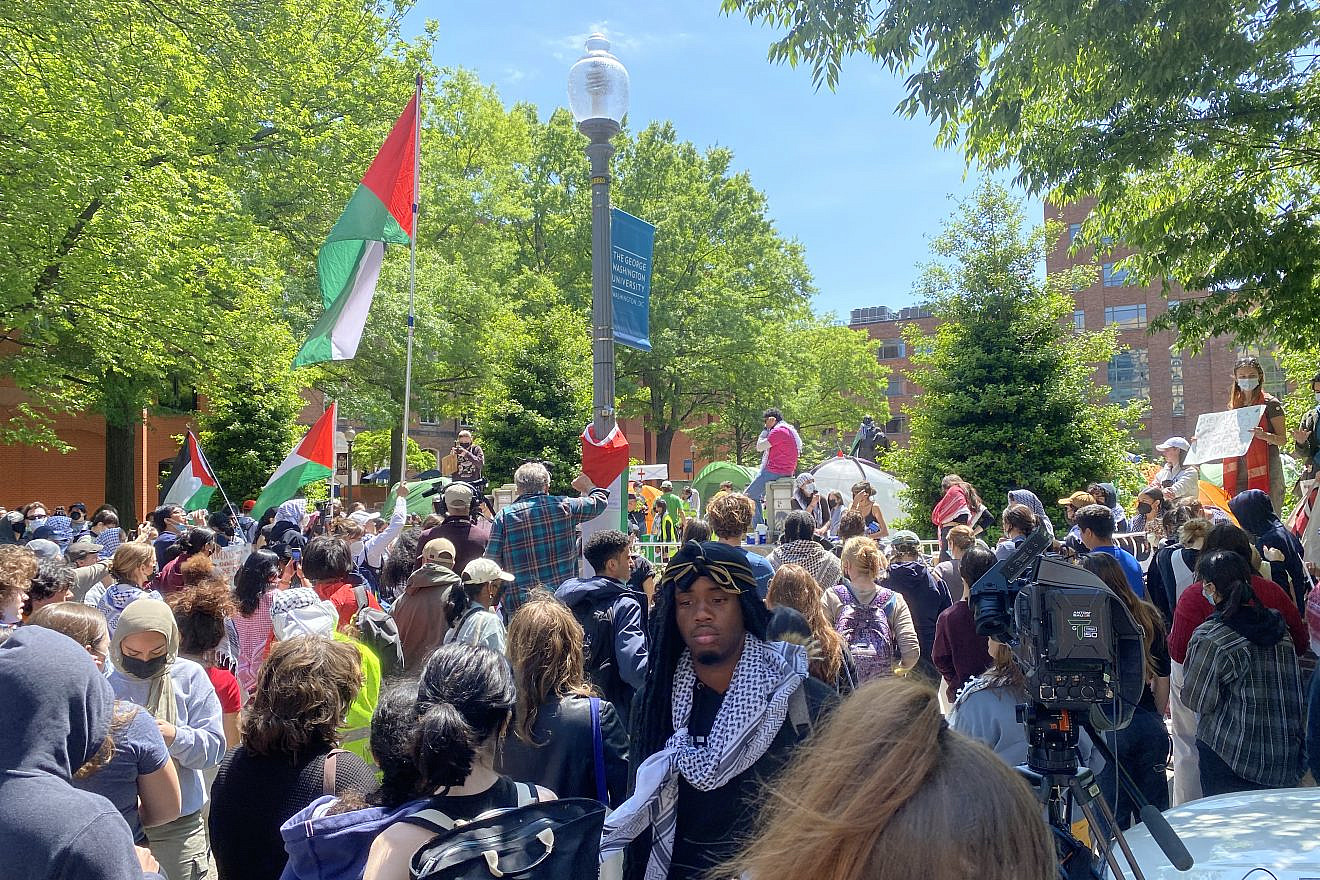 Anti-Israel protesters on the Foggy Bottom campus of George Washington University in downtown Washington, D.C., on April 26, 2024. Photo by Andrew Bernard.