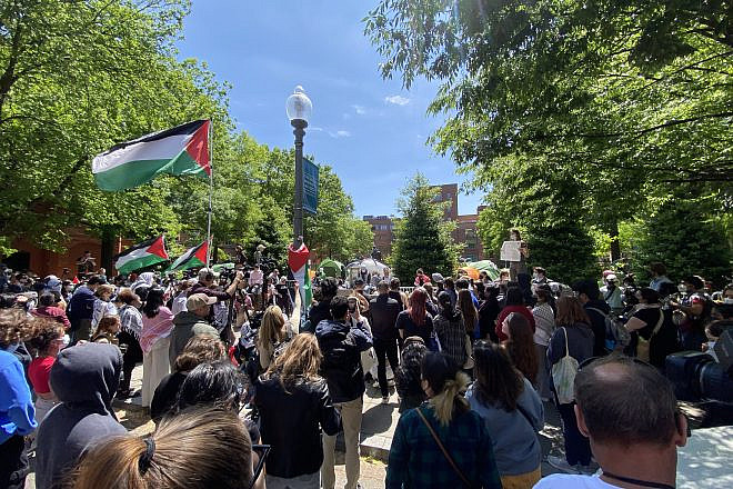 Anti-Israel protesters on the Foggy Bottom campus of George Washington University in downtown Washington, D.C., on April 26, 2024. Photo by Andrew Bernard.