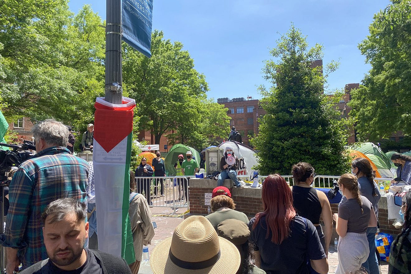 Anti-Israel protesters on the Foggy Bottom campus of George Washington University in downtown Washington, D.C., on April 26, 2024. Photo by Andrew Bernard.