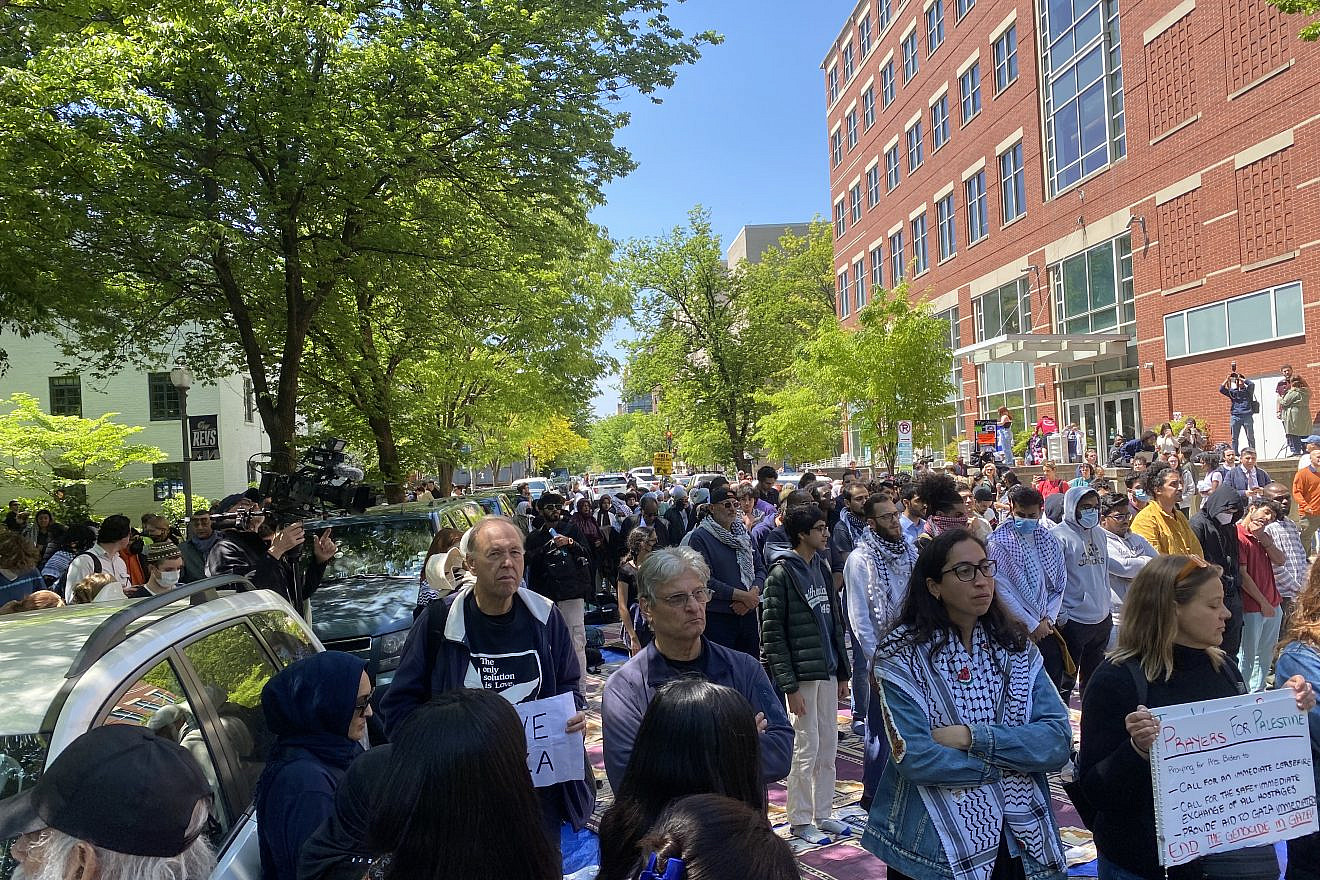 Anti-Israel protesters on the Foggy Bottom campus of George Washington University in downtown Washington, D.C., on April 26, 2024. Photo by Andrew Bernard.