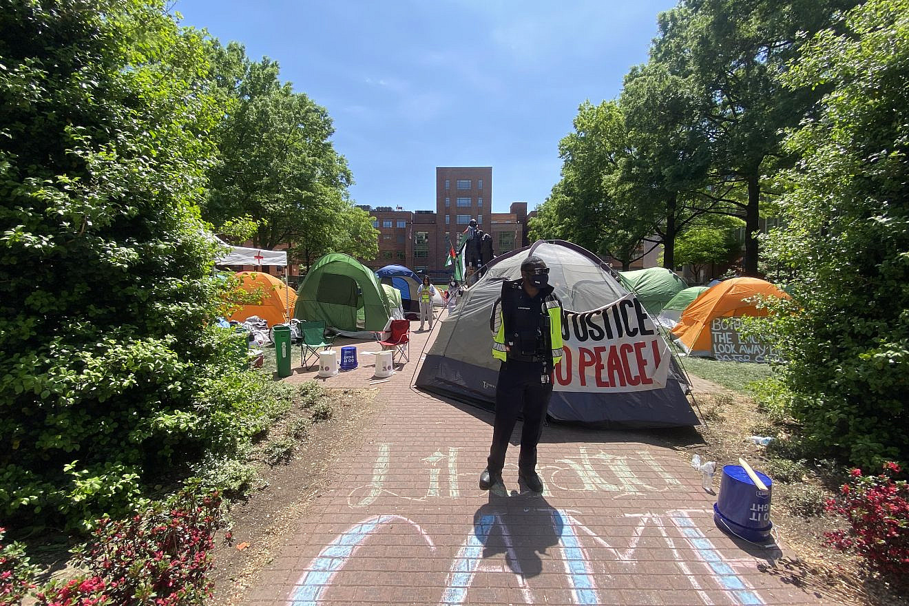 Anti-Israel protesters on the Foggy Bottom campus of George Washington University in downtown Washington, D.C., on April 26, 2024. Photo by Andrew Bernard.
