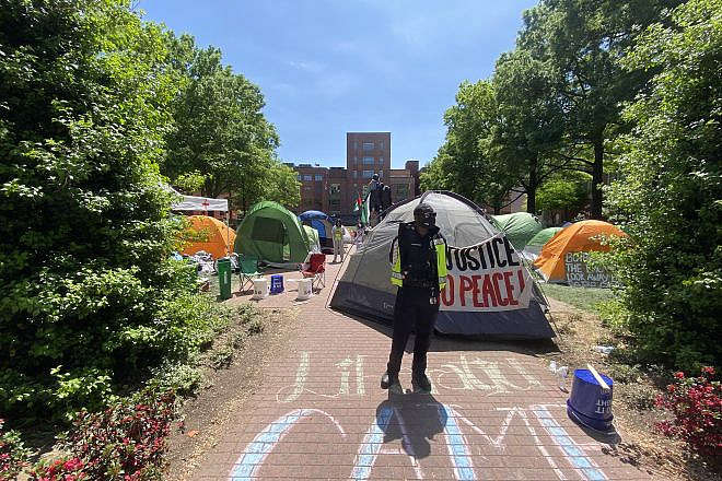 Anti-Israel protesters on the Foggy Bottom campus of George Washington University in downtown Washington, D.C., on April 26, 2024. Photo by Andrew Bernard.