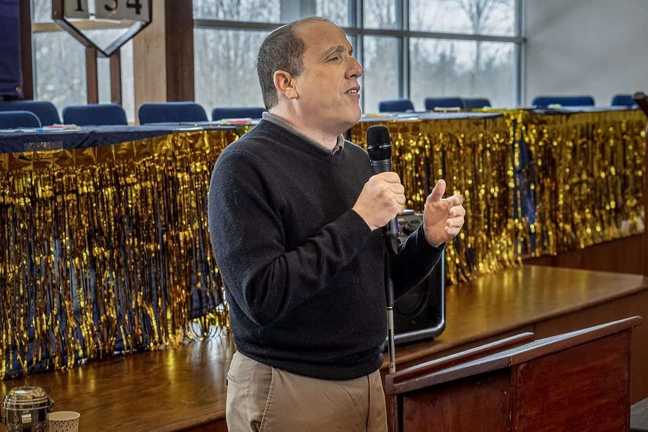 Michigan Supreme Court Justice Richard Bernstein at the JewQ regional competition. Photo by James Feldman.