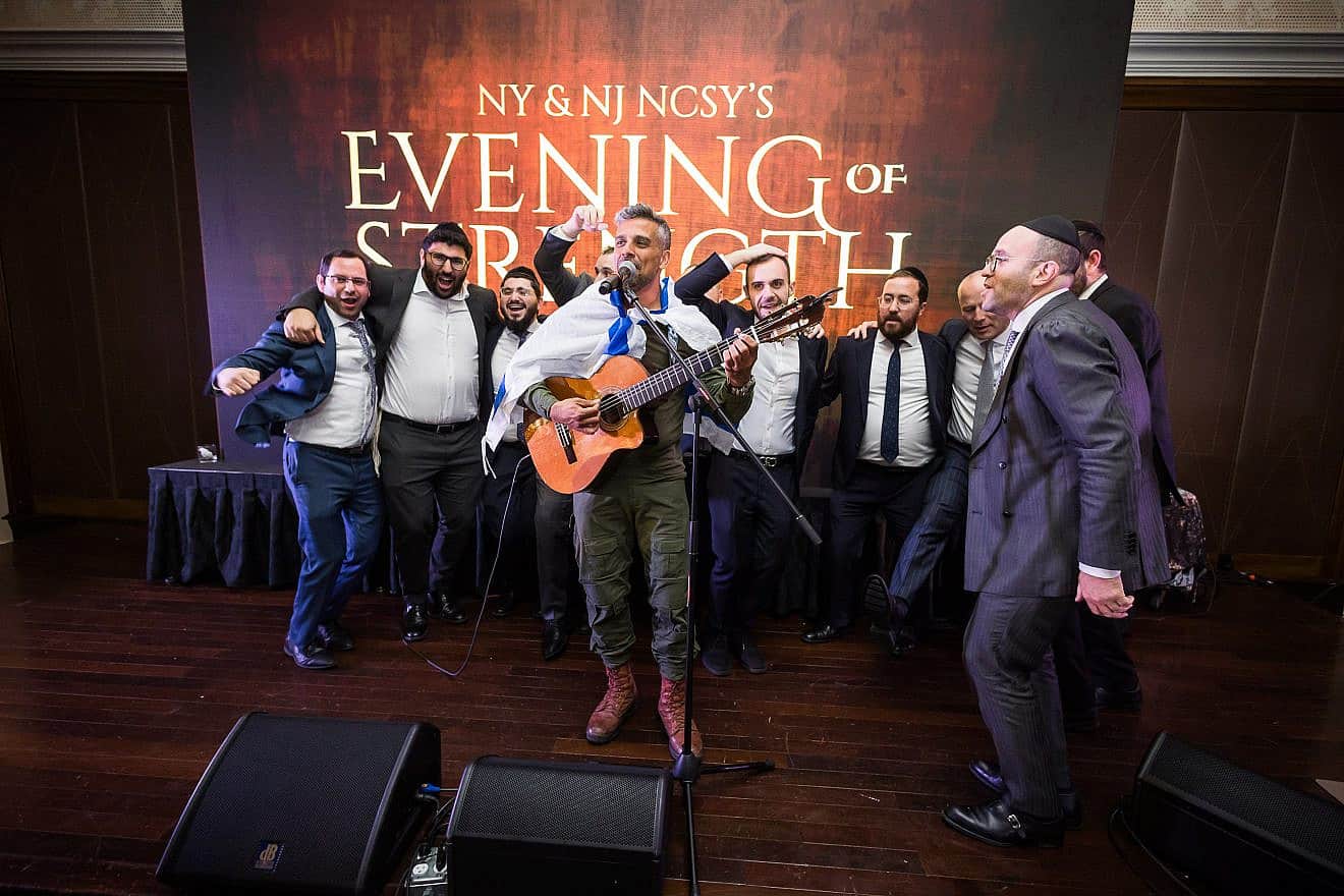 Israel Defense Forces paratrooper Sgt. Maj. Noam Buskila, a singer serving on Israel’s northern border, entertains a lively crowd at NY & NJ NCSY’s “Evening of Strength.” Credit: Courtesy of the Orthodox Union.
