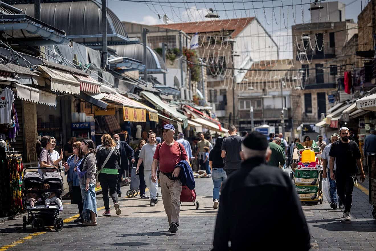 Shoppers strolling at the Mahane Yehuda market in Jerusalem, April 14, 2024. Photo by Yonatan Sindel/Flash90.