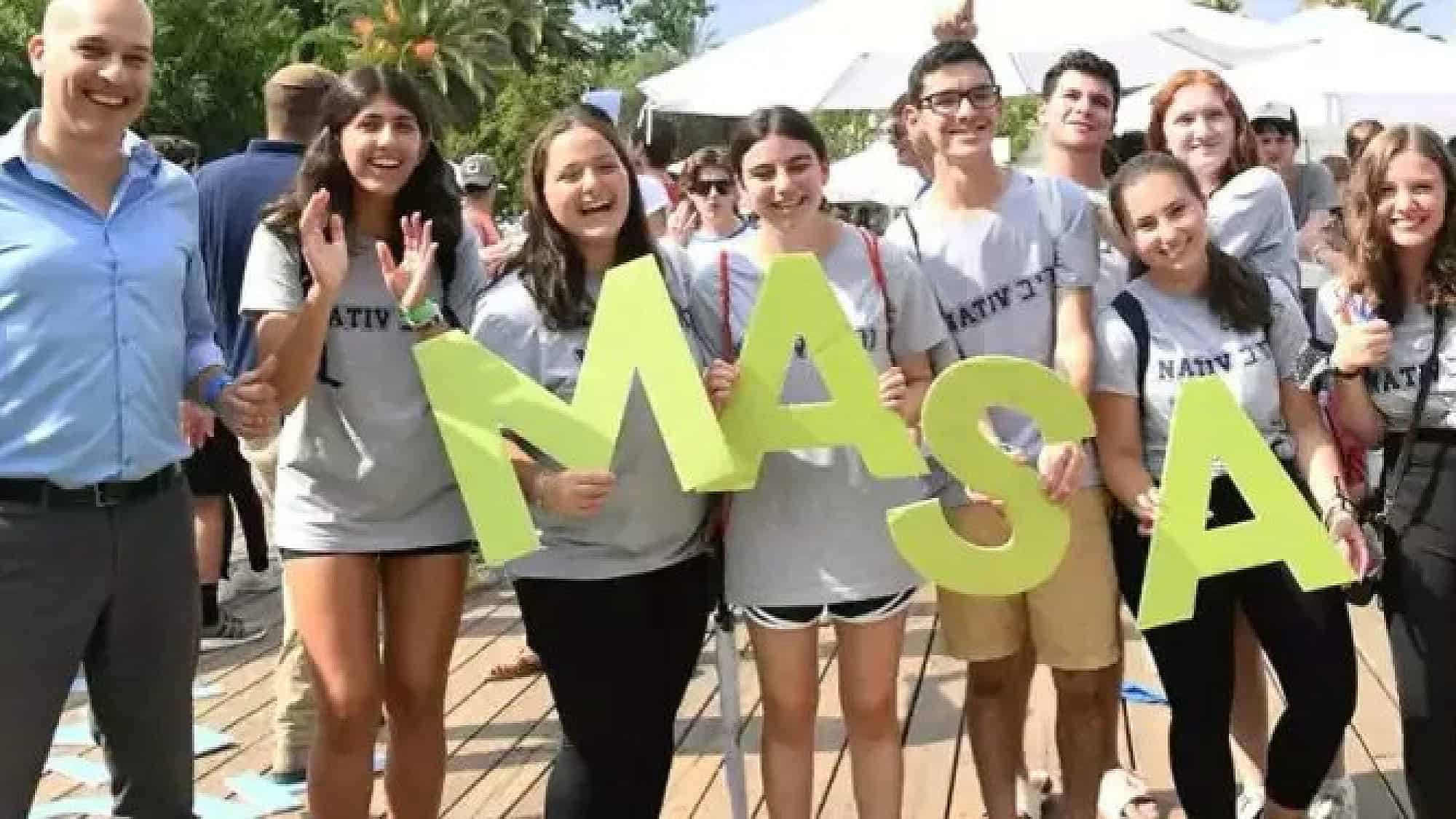 Outgoing Masa CEO Ofer Gutman with participants in the program. Credit: Courtesy of Masa Israel Journey.