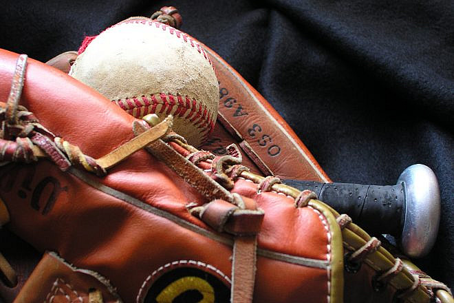 Baseball glove. Credit: 2246794/Pixabay.