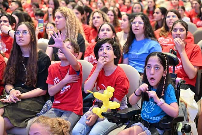 Children with special needs from the Simcha Layeled association enjoy a performance by singer Benaia Barabi. Photo by Yehuda Ben Itach, KKL-KNF photo archive.