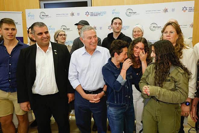 Lone soldiers and their families reunite alongside Minister of Aliyah and Integration Ofir Sofer, chairman of the Jewish Agency Maj. Gen. (res.) Doron Almog, and Jewish Agency CEO Amira Ahronoviz. Photo by Olivier Fitoussi.