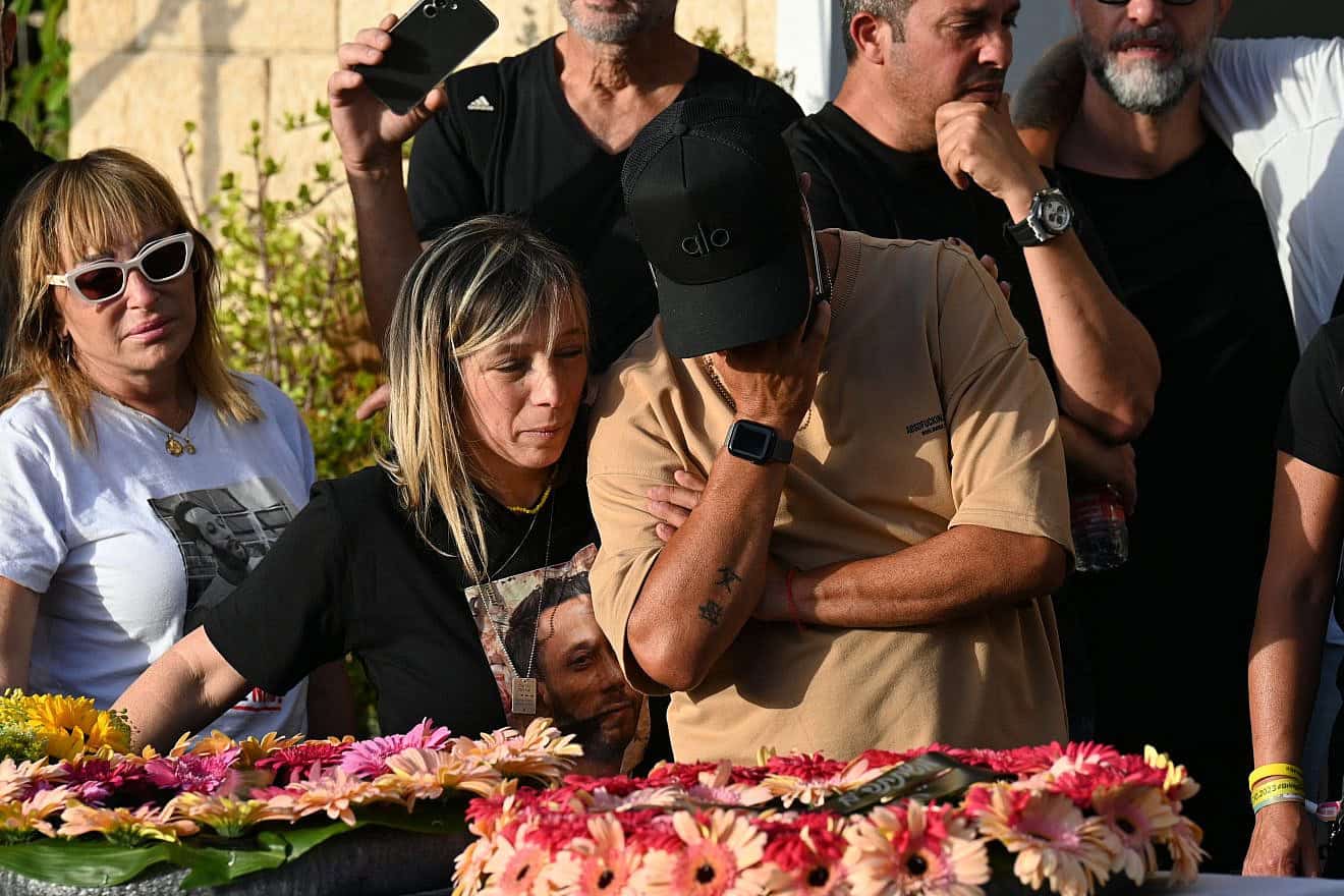Avivit Yablonka at her brother Hanan Yablonka's funeral in Tel Aviv, May 26, 2024. Photo by Paulina Patimer.