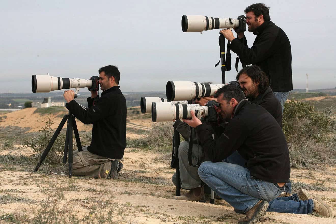 Photojournalists take pictures as the IDF operates inside the Gaza Strip on Jan 16, 2009. Credit: Kobi Gideon/Flash90.