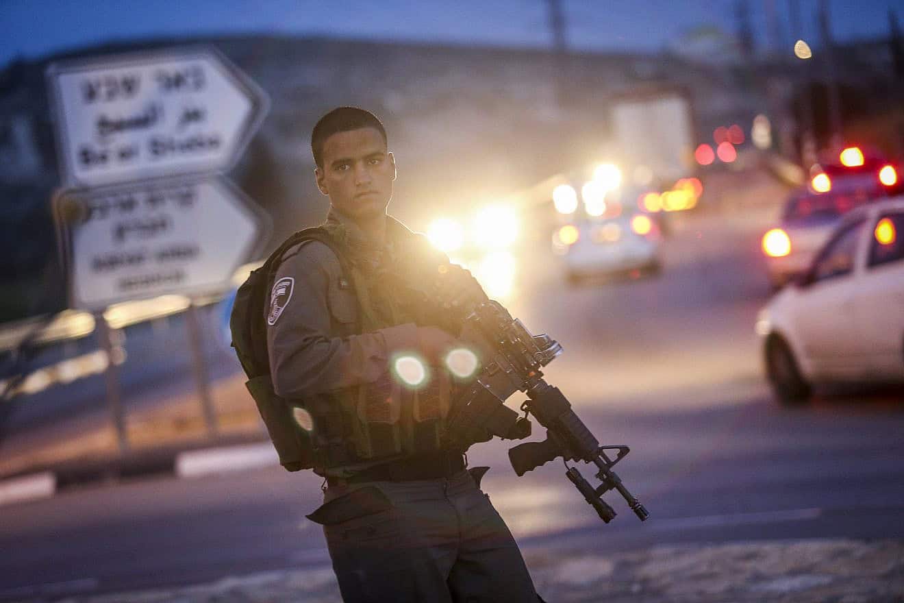 Israel Defense Forces soldiers in the South Hebron Hills, April 2, 2015. Photo by Nati Shohat/Flash90.