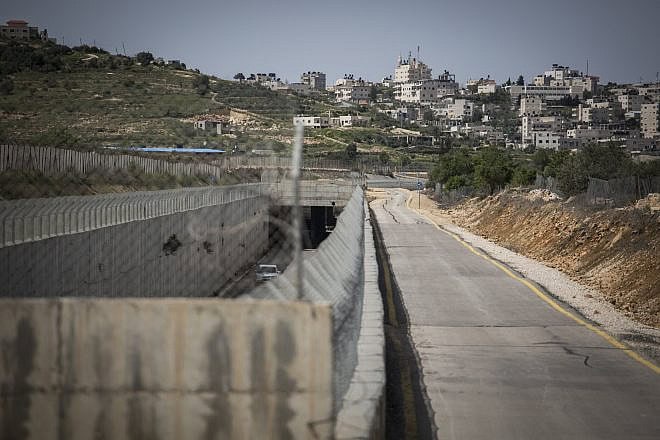 A road near Ramallah, April 7, 2015. Photo by Hadas Parush/Flash90.