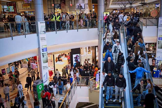 People shopping at the Azrieli mall in Tel Aviv during the municipal elections, Feb. 27, 2024. Photo by Flash90.