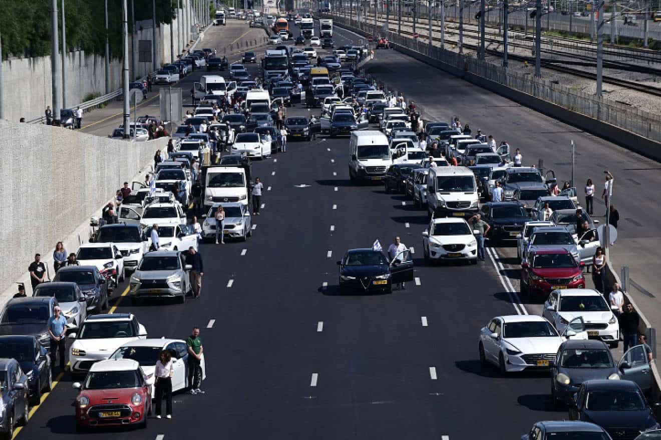 People stand still in Tel Aviv, as a two-minute siren is sounded across Israel to mark Holocaust Remembrance Day on May 6, 2024. Photo by Tomer Neuberg/Flash90.