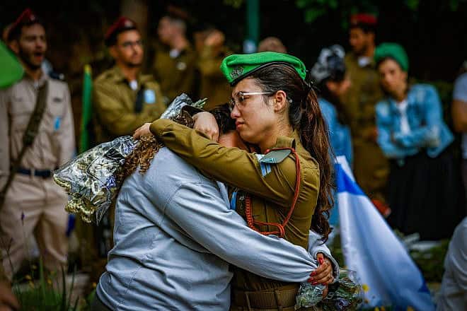Bereaved families mark Memorial Day at the graves of fallen Israeli soldiers at Mount Herzl Military Cemetery in Jerusalem, May 13, 2022. Photo by Chaim Goldberg/Flash90.