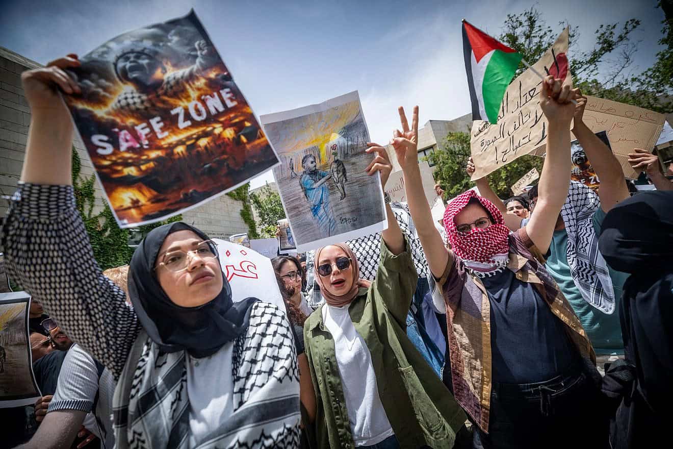 Demonstrators protest calling to end the war in Gaza at the Hebrew University in Jerusalem on May 28, 2024. Photo by Yoatan Sindel/Flash90.
