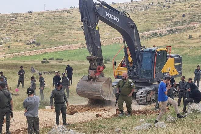 The evacuation of the Givat Or Meir outpost in the Binyamin region of Samaria, May 1, 2024. Credit: Elisha Yered/X.